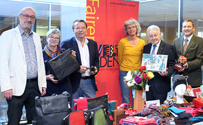 LH Pühringer dankte bei einem Besuch beim Verkaufsstand im LDZ den Projektpartnern, v.l.: Heribert Ableidinger (Welthaus der Diözese Linz), Ingrid Weinberger (Weltladen Wels), Klaus Land (Personalvertretung Land OÖ), Ulrike Reiter (Weltladen Wels), L