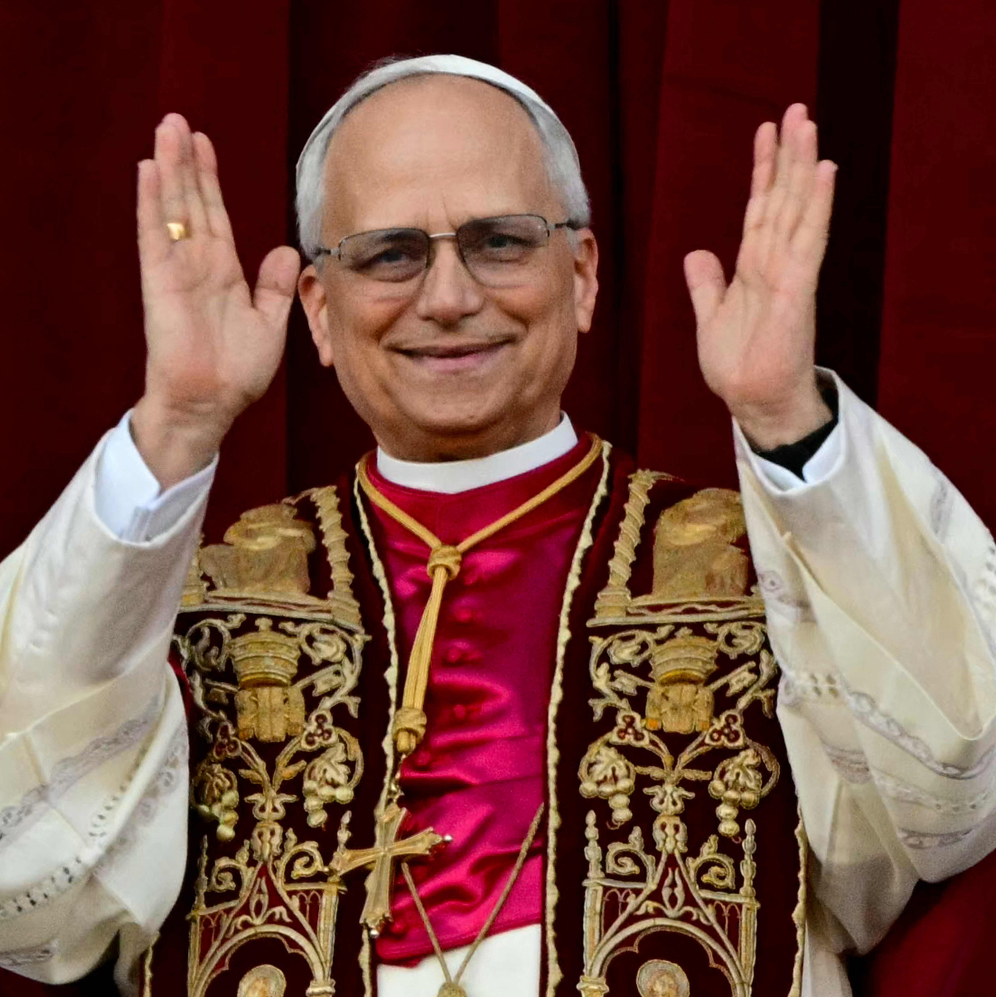 Download von www.picturedesk.com am 09.05.2025 (09:28). Newly elected Pope Leo XIV, Robert Prevost addresses the crowd on the main central loggia balcony of the St Peter's Basilica for the first time, after the cardinals ended the conclave, in The V