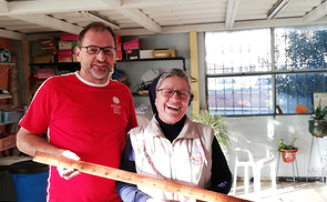 Jugend Eine Welt-Geschäftsführer Reinhard Heiserer mit Sr. Narciza Pazmiño bei einem Besuch der „Fundación Don Bosco“ in Ambato.