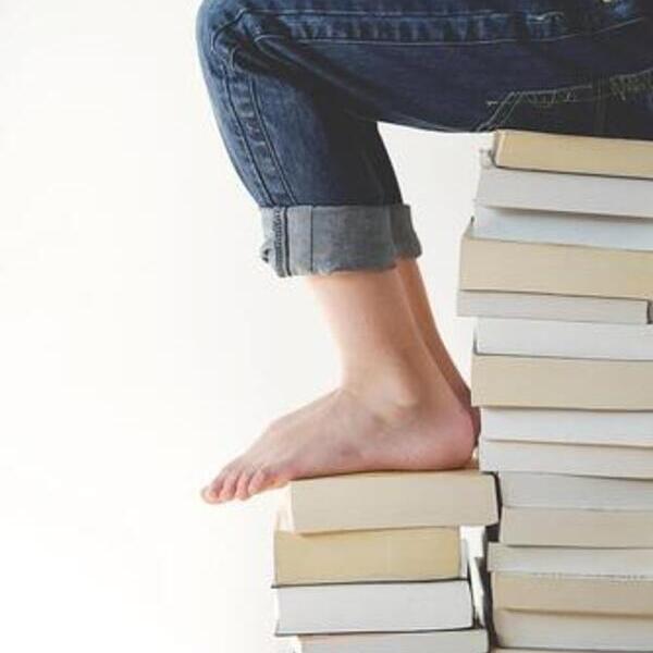 auf Bücher sitzend