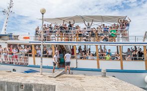Gute Stimmung am Schiff: Die Schifffahrten zu den Städten Novigrad und Porec sind Programmhighlights. 