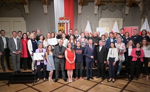 Gruppenbild der Preisträger:innen mit Bischof Manfred Scheuer, Pastoralamtsdirektorin Gabriele Eder-Cakl, Landeshauptmann Thomas Stelzer und Soziallandesrat Wolfgang Hattmannsdorfer
