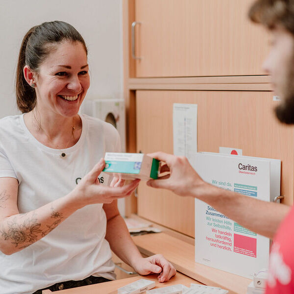 Pflegeberuf in der Caritas / © Diözese Linz / Frauenkommission / Laurenz Kaiser Julia Kriegner, Diplomierte Gesundheits- und Krankenpflegerin, arbeitet in der Caritas-Einrichtung St. Pius für Menschen mit Beeinträchtigungen in Steegen.