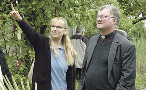 Bischof Manfred Scheuer lässt sich von Bäuerin Elisabeth Huber erklären, wie der Biobetrieb Huber funktioniert
