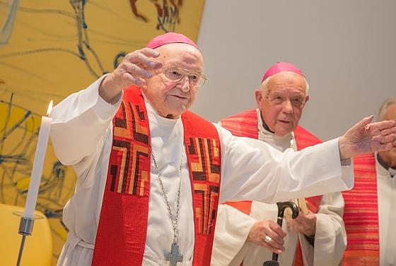 Bischof em. Johann Weber beim Gottesdienst zu seinem Bischofsjubiläum 2019, rechts von ihm Bischof em. Maximilian Aichern