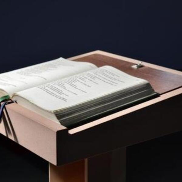 Ambo mit heiliger Schrift